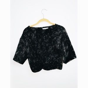 Black top with knot in front. Super cute 🖤